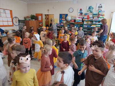 Przedszkolaki podczas zabawy na Balu Jesieni