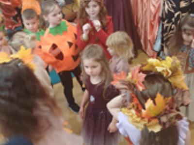 Przedszkolaki podczas Balu Jesieni.