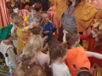 Przedszkolaki podczas Balu Jesieni.
