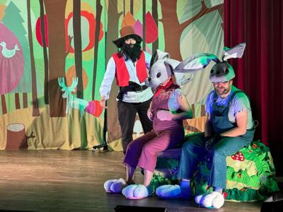 Aktorzy podczas przedstawienia "Rumcajs"