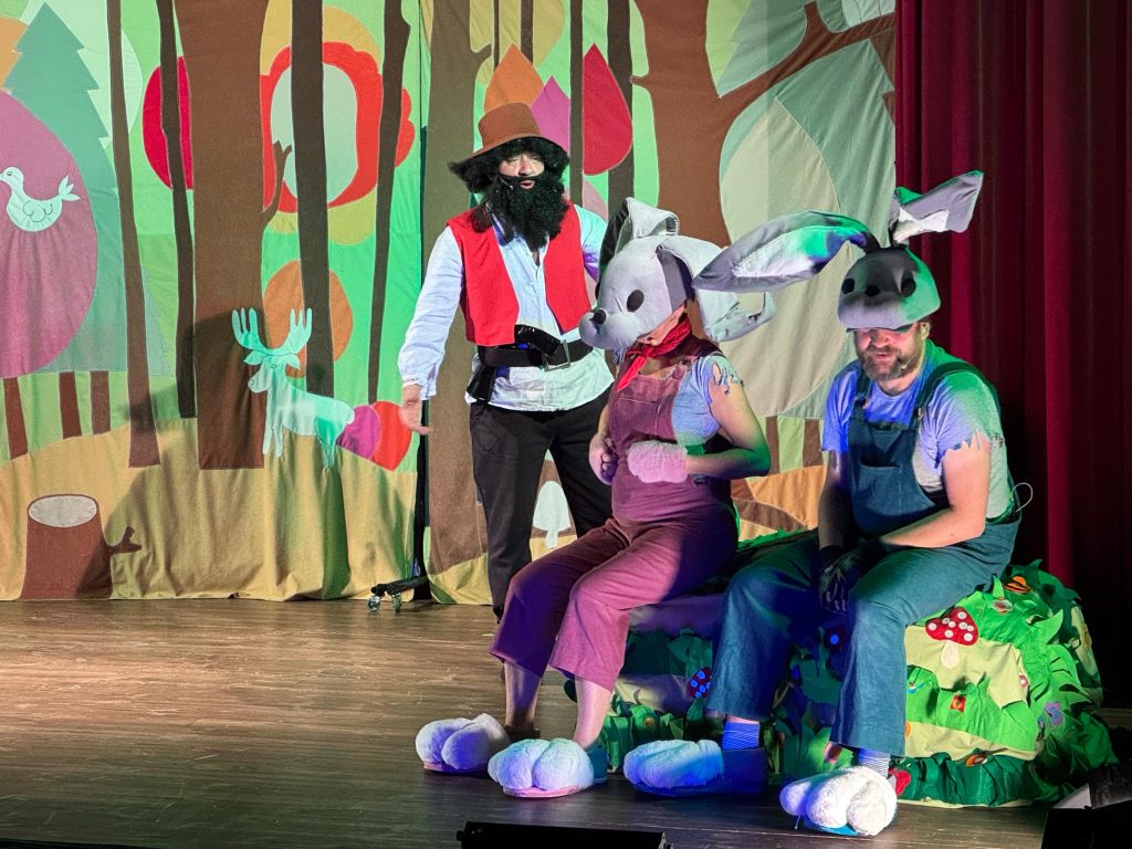 Aktorzy podczas przedstawienia "Rumcajs"