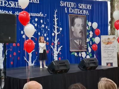 Dziewczynka śpiewa na scenie podczas konkursu piosenki.