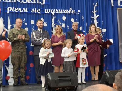 Uczestnicy konkursu i jurorzy na scenie podczas wręczania nagród.