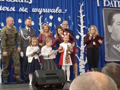 Uczestnicy konkursu i jurorzy na scenie podczas wręczania nagród.