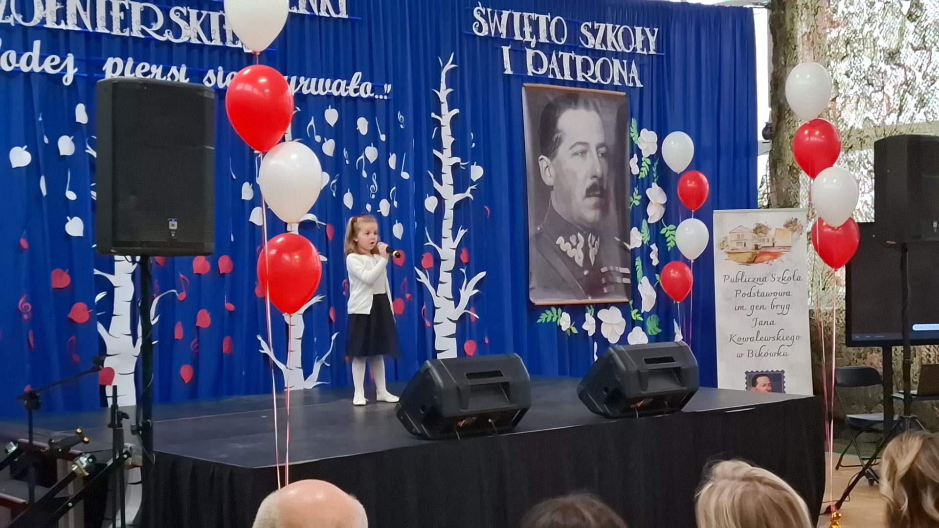 Dziewczynka śpiewa na scenie podczas konkursu piosenki.