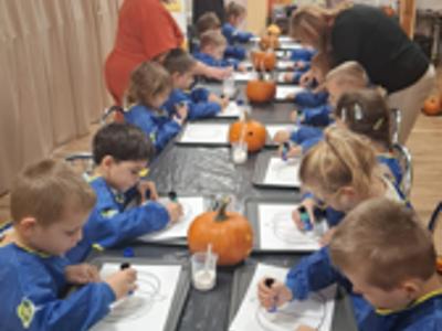 Dzieci podczas warsztatów.