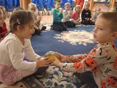 Dzieci podczas warsztatów.