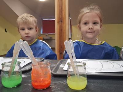 Dzieci podczas warsztatów.