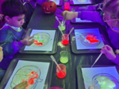 Dzieci podczas warsztatów.