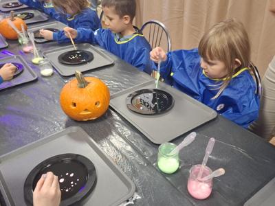 Dzieci podczas warsztatów.