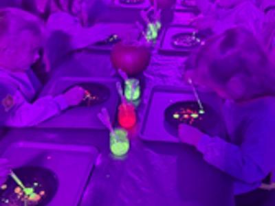 Dzieci podczas warsztatów.