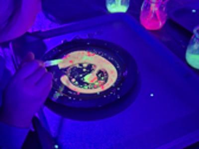 Malowanie fluorescencyjne.