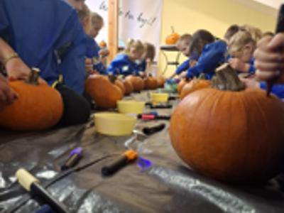 Dzieci podczas warsztatów.