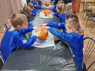 Dzieci podczas warsztatów.