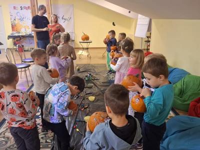 Dzieci podczas warsztatów.