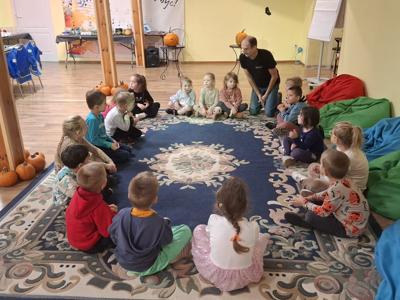 Dzieci podczas warsztatów.