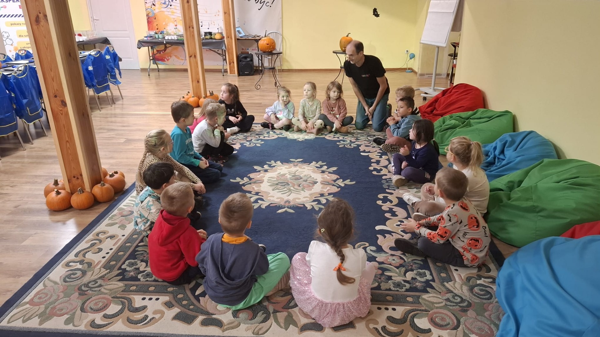 Dzieci podczas warsztatów.