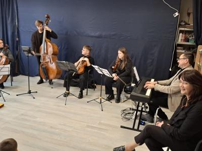 Muzycy podczas koncertu filharmonii.