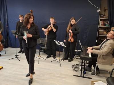 Muzycy podczas koncertu filharmonii.