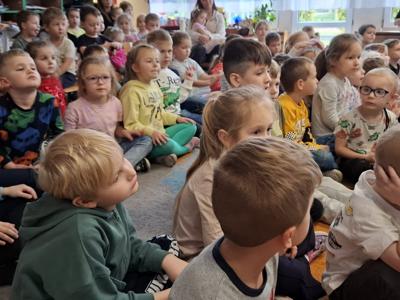 Dzieci podczas koncertu filharmonii.