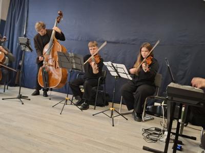 Muzycy podczas koncertu filharmonii.