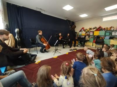 Muzycy podczas koncertu filharmonii.