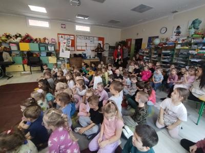 Dzieci podczas koncertu filharmonii.