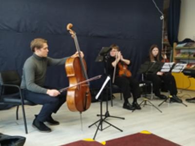 Muzycy podczas koncertu filharmonii.