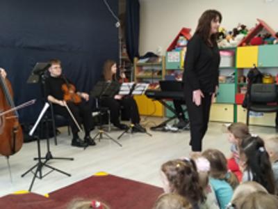 Muzycy podczas koncertu filharmonii.