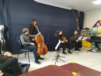 Muzycy podczas koncertu filharmonii.