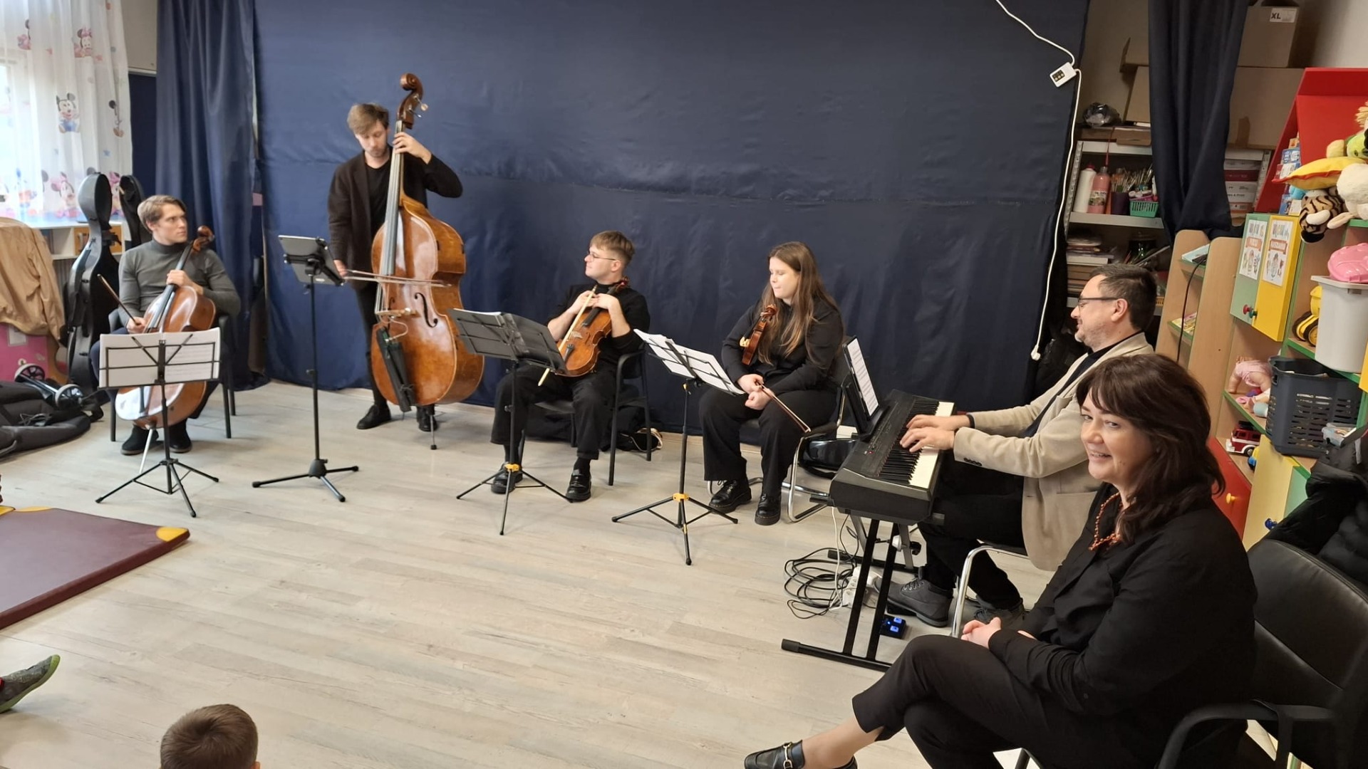 Muzycy podczas koncertu filharmonii.