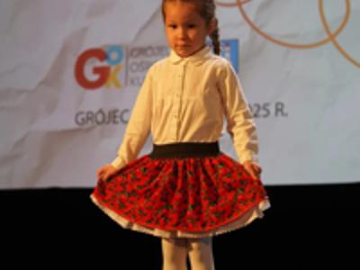 Uczestniczka konkursu podczas wystąpienia.