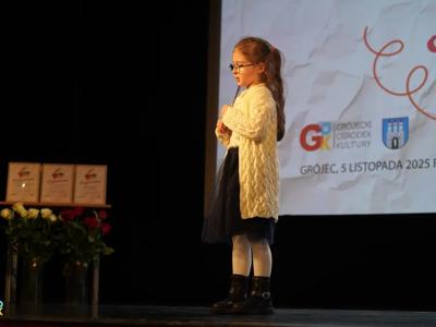 Uczestniczka konkursu podczas wystąpienia.