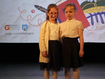 Uczestniczki konkursu na scenie.