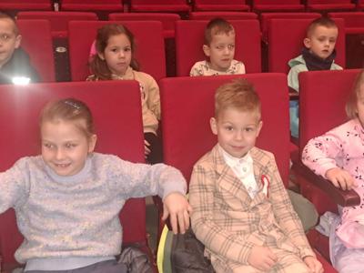 Dzieci podczas kibicowania kolegom i koleżankom.