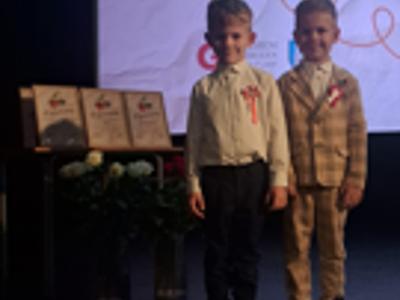 Uczestnicy konkursu na scenie.