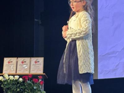 Uczestniczka konkursu na scenie.