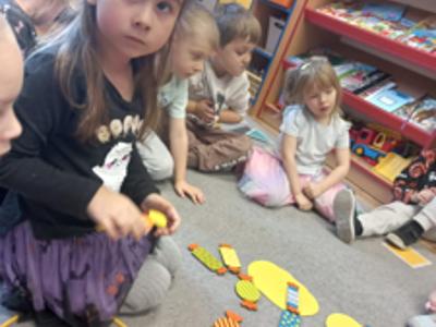 Dzieci podczas zabaw matematycznych.