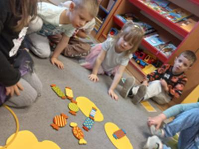 Dzieci podczas zabaw matematycznych.