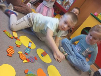 Dzieci podczas zabaw matematycznych.