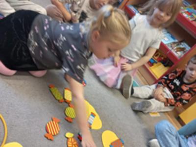 Dzieci podczas zabaw matematycznych.