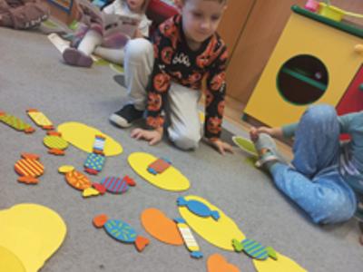 Dzieci podczas zabaw matematycznych.