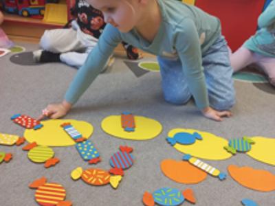 Dzieci podczas zabaw matematycznych.