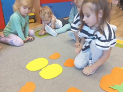 Dzieci podczas zabaw matematycznych.