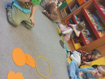 Dzieci podczas zabaw matematycznych.