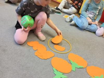 Dzieci podczas zabaw matematycznych.