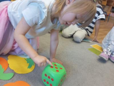 Dzieci podczas zabaw matematycznych.