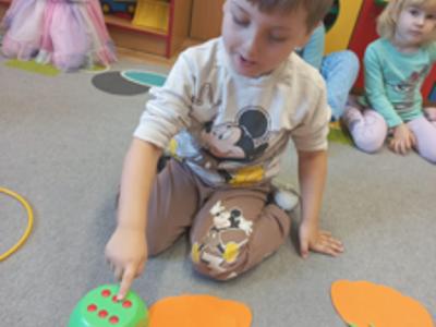 Dzieci podczas zabaw matematycznych.