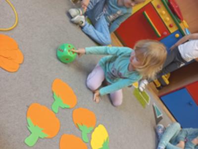 Dzieci podczas zabaw matematycznych.