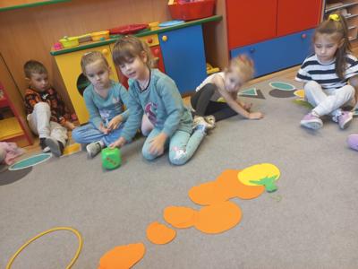 Dzieci podczas zabaw matematycznych.